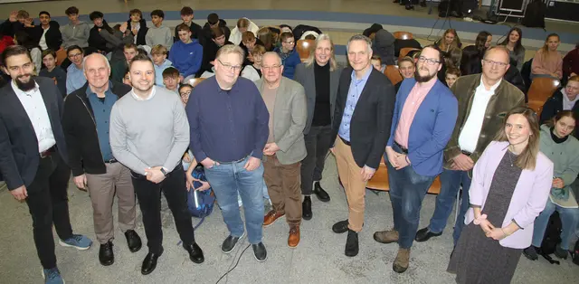 In einer Diskussionspause: die Moderatoren Florian Pfeiffer (li.) und Katharina Denker (re.) sowie (v. li.) Claus Lorenzen (Grüne), Dany Kähler (FDP), Michael Klaproth (CDU), Andreas Will (UWG), Schulleiterin Dorit von Hoerschelmann, Samtgemeinde-Bürgermeister Jens Köster (parteilos), Benedict Dudda (SPD) und Henning Schwieger (AfD) | Foto: Rauscher