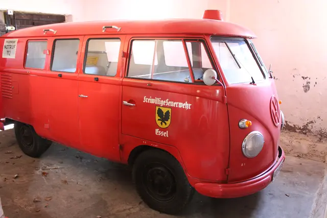 Im Stall findet u.a. der alte Feuerwehr-Bulli Baujahr 1954 Platz | Foto: sb