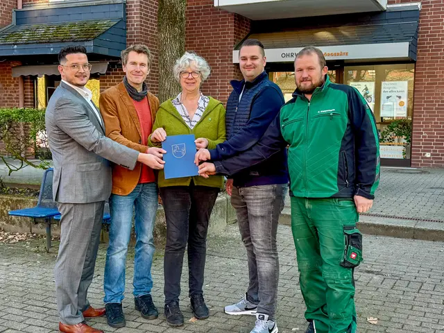 Am ehemaligen Brunnen in der Mattenmoorstraße entsteht das neue Gradierwerk (v. li.): Nico Alonso Sanchez (KerVita), Michael Mammes (Wirtschaftsförderer Gemeinde Seevetal), Bürgermeisterin Emily Weede, Dennis Hamann und Sören Koppermann (1. und 2. Vorsitzender des Gewerbevereins Meckelfeld) | Foto: Gemeinde Seevetal