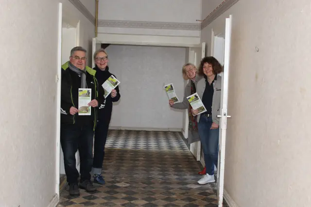 Im Flur mit klassischem Kachelboden, der erhalten werden soll (v. li.): Frank Schomacker, Petra Hermes, Liane Knabbe und Sandra Lemmermann | Foto: sb