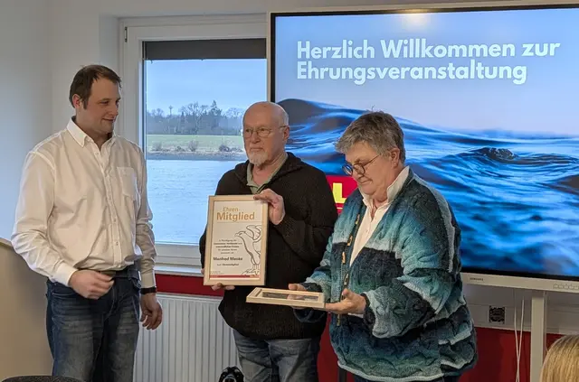 Der erste Vorsitzende Jan Brinckmann (v. li.) ehrt Manfred und Petra Menke | Foto: Thomas Prielipp