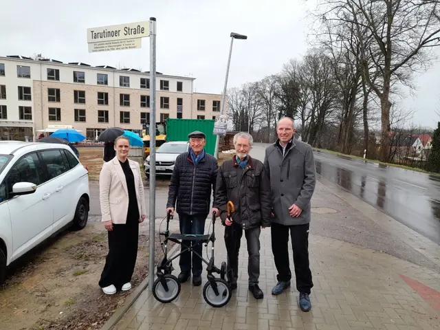 Endlich ist es so weit - die Tarutinoer Straße wurde zusammen mit Bürgermeister Handtke eingeweiht | Foto: Gisbert Vokrap