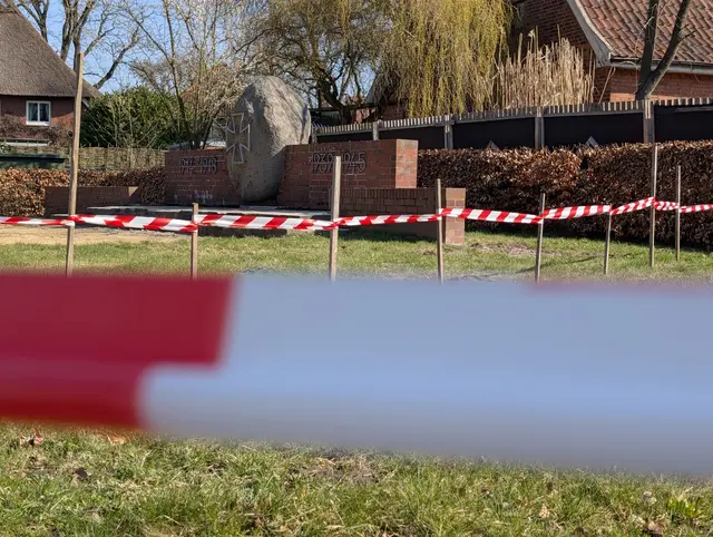 Seit Anfang März hinter Flatterband: Das Mahnmal in Ashausen wird überarbeitet und instandgesetzt | Foto: jf
