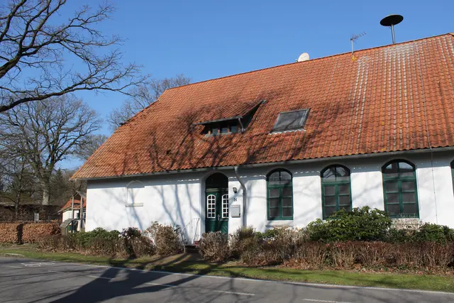 Die Alte Schule von der Hauptstraße aus gesehen | Foto: sb