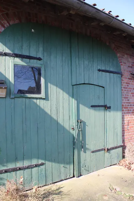 Sogar das alte Scheunentor mit seinen historischen Beschlägen steht unter Denkmalschutz | Foto: sb