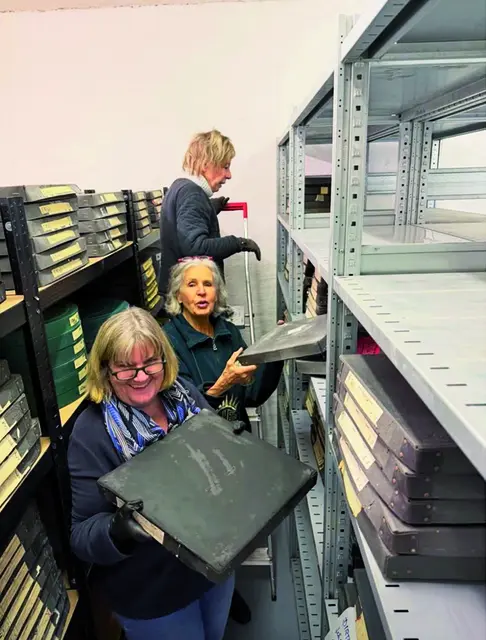 Das unermüdliche Helferteam engagierte sich über Wochen, sortierte und putzte und trug zur Rettung der Filme bei | Foto: Filmmuseum Bendestorf