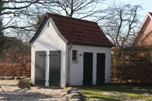 Was heute ein Geräteschuppen ist, war zu Schulzeiten eine Außentoilette | Foto: sb
