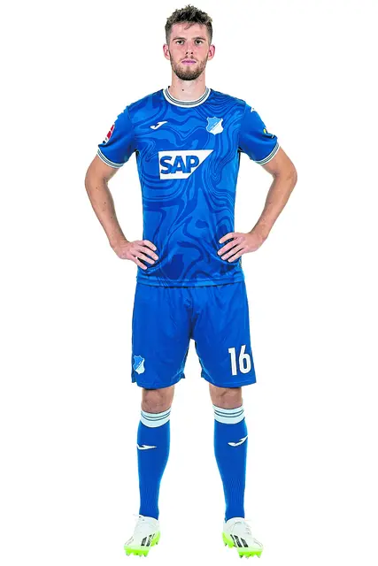 Anton Stach, hier in einem Trikot der TSG Hoffenheim, für die er von 2023 bis 2025 spielte | Foto: TSG Hoffenheim