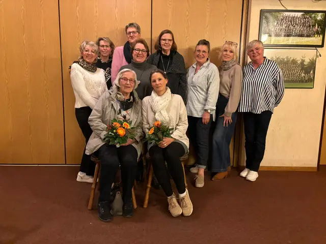 Die neu gewählten Vorstandsmitglieder sowie die für ihre langjährige Mitgliedschaft geehrten Mitglieder des DRK-Ortsvereins Ohlendorf-Holtorfsloh  | Foto: DRK