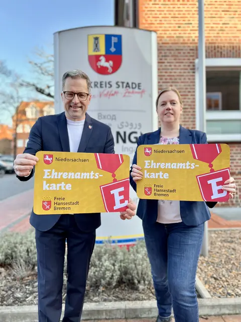 Landrat Kai Seefried und Ehrenamtskoordinatorin Anja Buschmann möchten die Ehrenamtskarte mit zusätzlichen Angeboten vor Ort attraktiver machen

  | Foto: Landkreis Stade / Nina Dede