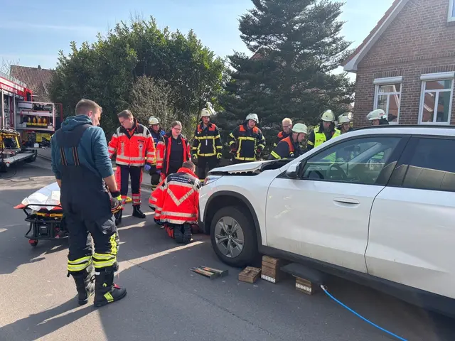Ein Junge wurde auf seinem Fahrrad von einem Auto erfasst | Foto: Feuerwehr
