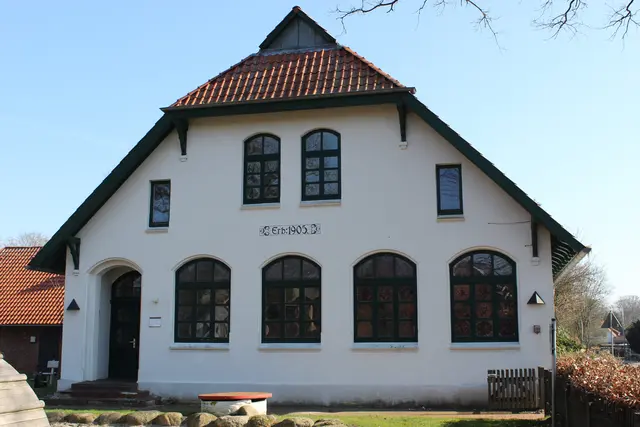 Der Haupteingang links wird barrierefrai | Foto: sb