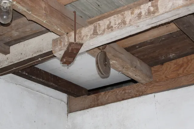 Historischer Flaschenzug unter der Stalldecke | Foto: sb