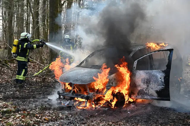 Die Feuerwehr beim Löschen des brennenden VW Touran | Foto: Mathias Wille