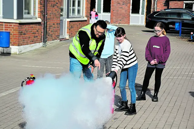 Den Schülern wurde auch gezeigt, wie ein Feuerlöscher eingesetzt wird | Foto: Popp