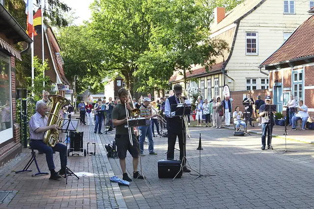 Musik auf offener Straße für alle: Am Sonntag, 21. Juni, findet in Tostedt wieder die Fête de la musique statt | Foto: bim