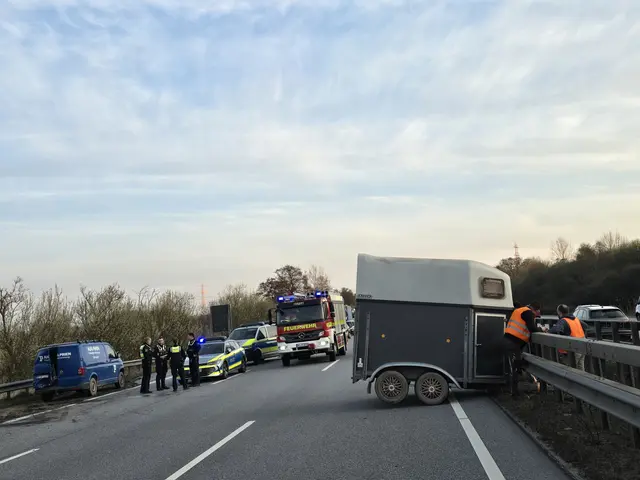 Dieser Verkehrsunfall mit zwei Fahrzeugen und einem Anhänger erforderte am Donnerstagabend den Einsatz der Feuerwehr Maschen auf der Autobahn 1 | Foto: Feuerwehr Maschen