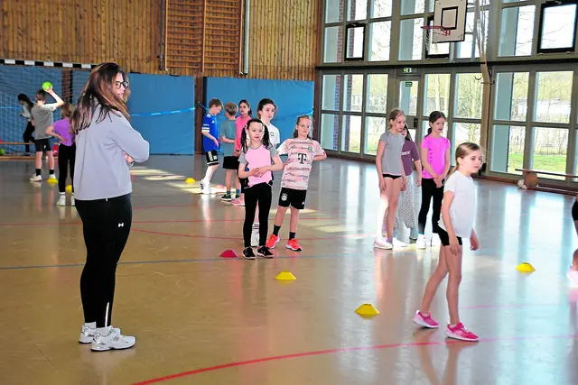 Zwei Spielerinnen der Handball-Luchse übten mit den Schülern Handballwerfen | Foto: Axel-Holger Haase