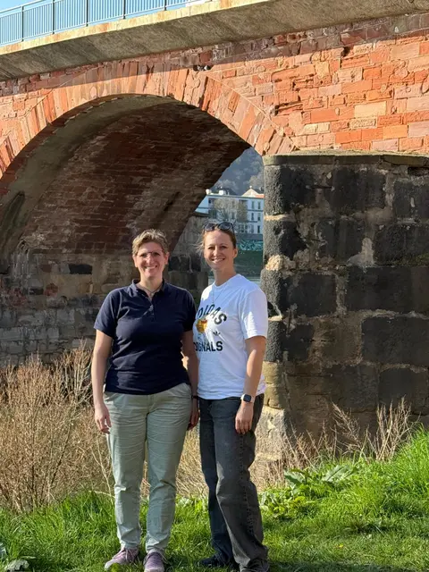 Lateinlehrerinnen S. Frey &amp; A. Kopetsch vor der Römerbrücke