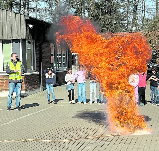 Für die Schüler ein Hingucker: der Fettbrand und dessen Löschung | Foto: Popp