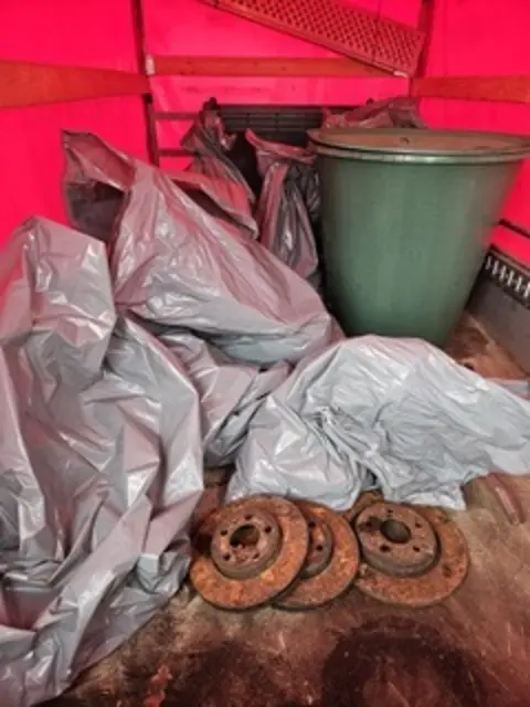  Blick in den Anhänger mit dem gesammelten Müll inkl. Bremsscheiben, alte Regenwassertonne, Handtasche etc. | Foto: Riesterer