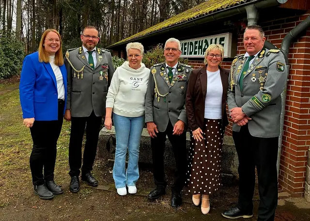 Majestätisches Trio mit Ehefrauen (v. li.): Jacqueline Federmann, Frank Federmann, Anja Schmidt, "König der Könige" Friedhelm Schmidt, Nadja Neubauer und Thorsten Neubauer | Foto: SV Wesel