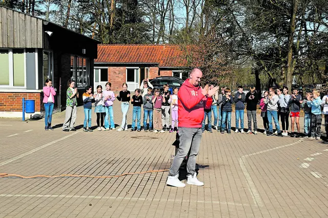 Schulleiter Patrick Sörensen forderte die Schüler auf, mit ihrem Applaus die Veranstaltung zu bewerten | Foto: Axel-Holger Haase