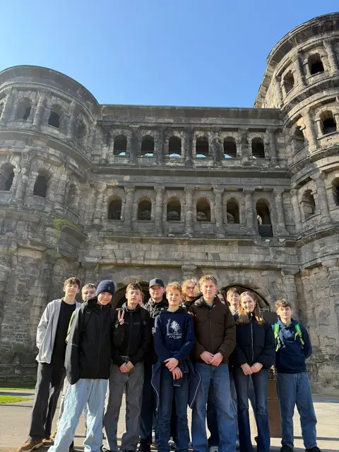 Schüler der Römer-AG vor der Porta Nigra