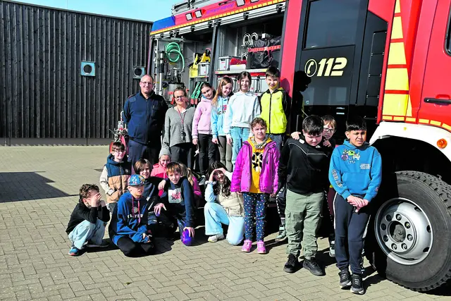 Was befindet sich alles in einem Feuerwehrwagen? Den Kindern wurde das Rettungswerkzeug gezeigt | Foto: Axel-Holger Haase