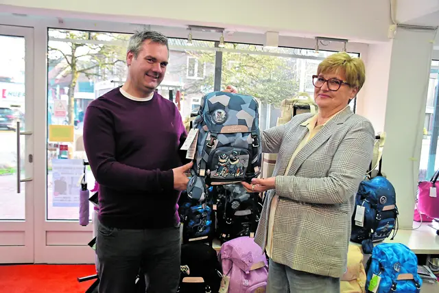 Marc Richter erhielt seinen Gewinn - einen Rucksack - von Gabriele Leutloff vom Fachgeschäft Taschenträumerei überreicht