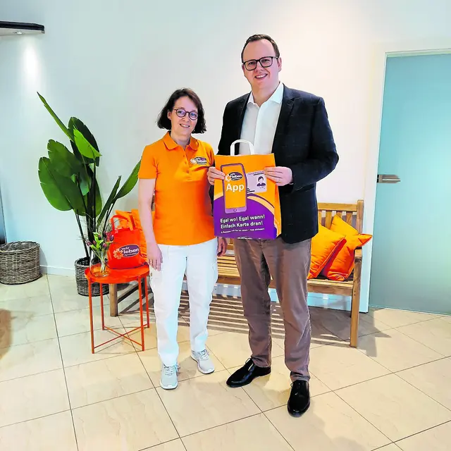 Filialleiterin Martina Kreyer und Lennart Hintz, der neue Inhaber | Foto: bb