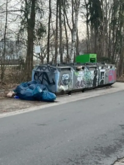 Blaue Säcke eine Woche vor der Müllsammlung | Foto: Riesterer