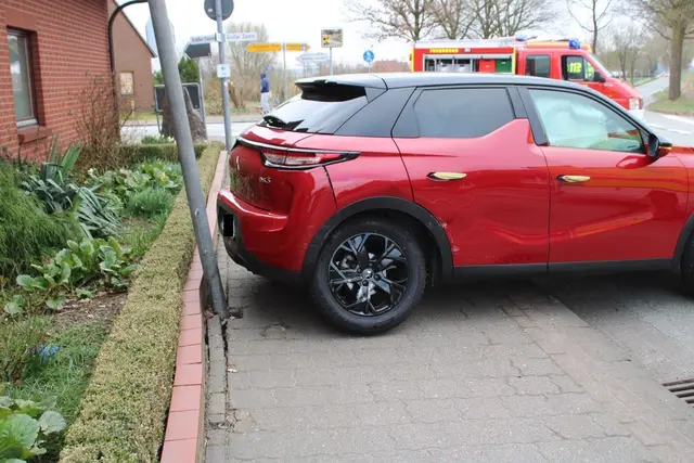 Das zweite Auto wurde gegen einen Mast geschleudert | Foto: Jürgen Bockelmann