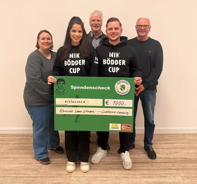 Das Organisationsteam des Hallenturniers bei der Spendenübergabe, das sich bei allen Helferinnen und Helfern sowie den zahlreichen Besucherinnen und Besuchern, die mit ihrem Loskauf zur Spendensumme beigetragen haben bedankt | Foto: Eintracht Elbmarsch