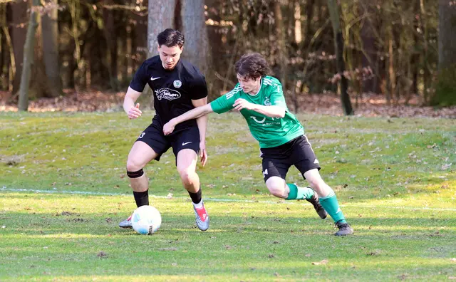 Packende Zweikämpfe lieferten sich in dem Kreisduell der Estetaler Janko Hinrichs (re.) und Leeroy-Clint Schütt (li.) von der Eintracht Elbmarsch | Foto: cc