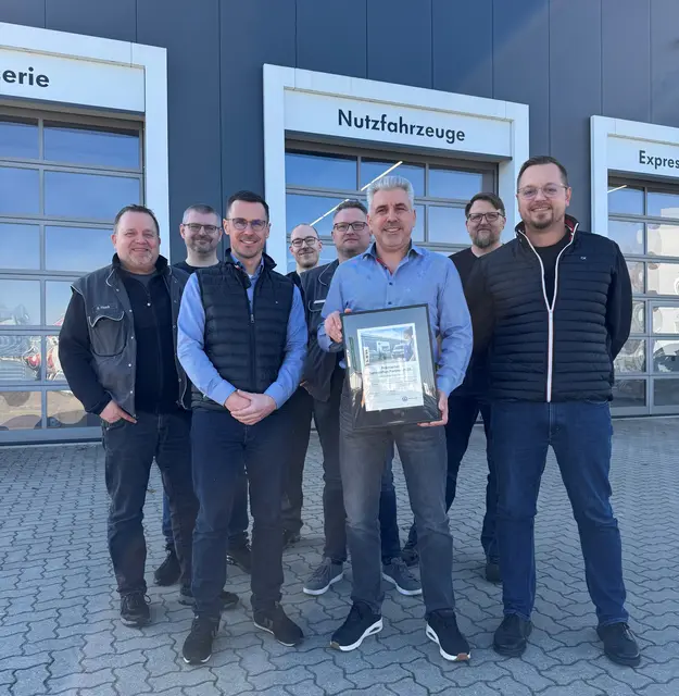 v.l.n.r. Andreas Haack, Andreas Wardenga, Patrick Wien, Lukas Gruel, André Sachse, Norman Heise (Bezirksleiter Service Volkswagen Nutzfahrzeuge), Marko Wendt, Timo Homann bei der Urkundenübergabe FOTO: Autohaus Meyer GmbH