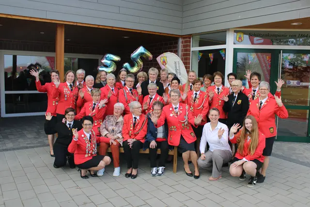Fröhliche Gemeinschaft: die seit 55 Jahren bestehende Damenabteilung der Schützenkompanie Salzhausen mit ihrer Leiterin Regina Schnelle (auf der Bank ganz links) | Foto: ce