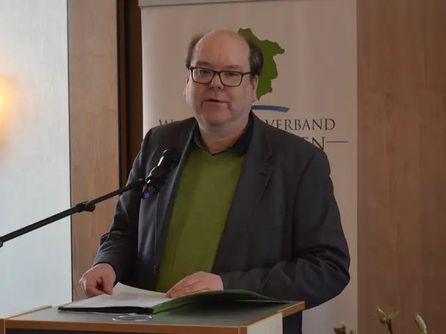 Umweltminister Christian Meyer geht während seines Grußwortes auf die 
produktionsintegrierte Kompensation und die Klimaschutzleistung des Waldes ein | Foto: WBV  Nds.