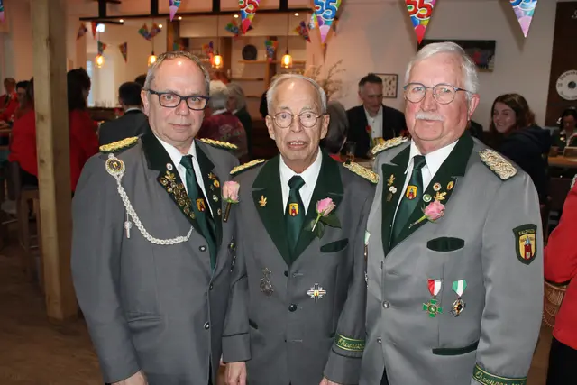 Auch die Ehrenobersten der Kompanie gratulierten (v. li.): Hans-Peter Kröger, Günter Jost und Peter Rötschke | Foto: ce