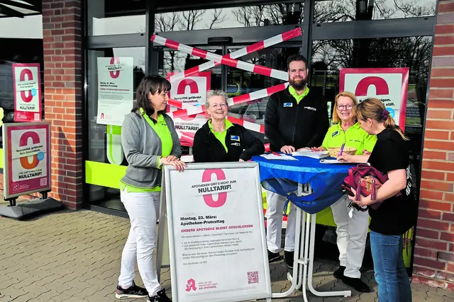 Das Apotheken-Team der easy-Apotheke in Rosengarten-Nenndorf informierte die Passanten an einem Info-Tisch und sammelte Unterschriften (v.li.): Tetiana Iusichenko, Stephanie Zwilling, Philipp Koch und Apotheken-Inhaberin Annelore Bansemer | Foto: Axel-Holger Haase
