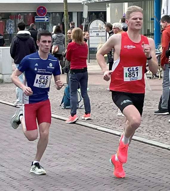 Magnus Tonecker (li.) auf der langen Strecke  | Foto: LGN