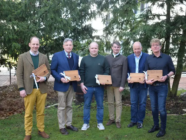 Präsident von Oldershausen bedankte sich herzlich bei den Grußwortrednern und 
Vortragenden für ihr Engagement und ihre fachlich versierten Beiträge zur Veranstaltung. 
Von links nach rechts: Maximilian Sturm, green account GmbH; Prof. Dr. Andreas Bitter, 
Präsident AGDW – Die Waldeigentümer; Hans-Peter Bockelmann, Vorstandsmitglied in der 
FBG Soltau und Vorsitzender der Forstwirtschaftlichen Vereinigung Hohe Heide; Philip Frhr. 
von Oldershausen, Präsident Waldbesitzerverband Niedersachsen; Rudolf Krumm, 
LANDSCHAFTSAGENTUR PLUS GmbH; Armin Hirt, Teamleitung, Abteilung Umwelt, Landkreis 
Harburg; es fehlt Christian Meyer, Minister für Umwelt, Energie und Klimaschutz in 
Niedersachsen | Foto: WBV Nds.