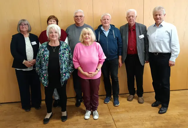 Der Vorstand des SoVD Ortsverbandes Meckelfeld-Hörsten (hinten v. li.): Elke Tuzina, Anja Kosanke, Wolfgang Kosanke, Norbert Teschner, Herbert Moll, Walter Radomski, (vorne v. li.) Ruth Stein-Delventhal, Carmen Wienecke-Preuß | Foto: SOVD