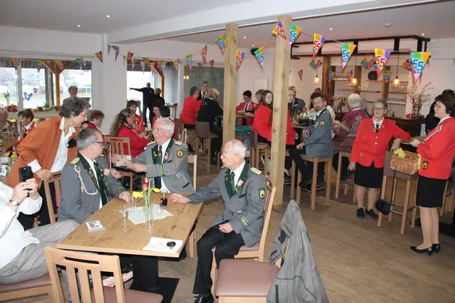 Zahlreiche Mitglieder und geladene Gäste feierten im Schützenhaus das 55-jährige Jubiläum der Damenabteilung | Foto: ce