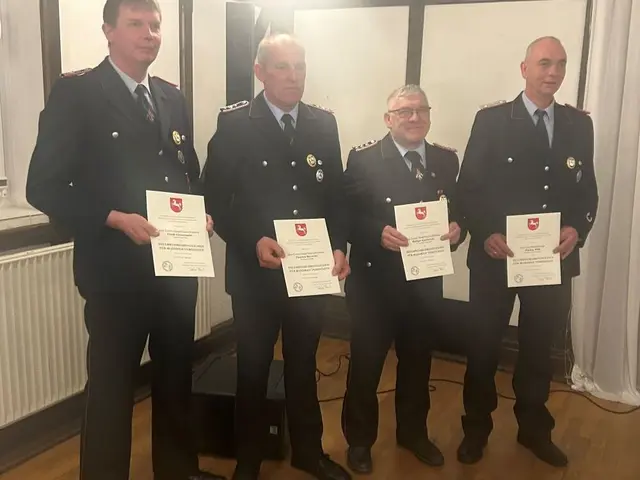 Für 40 Jahre geehrt (v. li.): Frank Klostermeier (Balje), Thorsten Borowski (Balje), Rüdiger Kaschewski (Oederquart) und Markus Wille (Wischhafen) | Foto: Feuerwehr