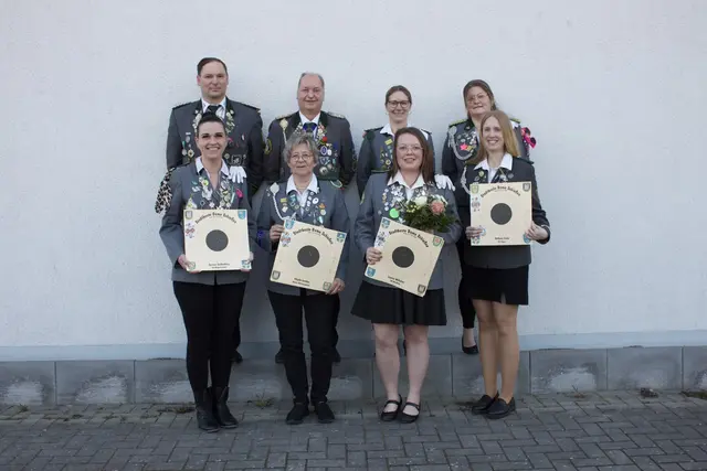Die Beste Damen mit Präsidenten bzw. Stellvertretern (v. li.):
Jessica Seidenberg, dahinter Präsident Dennis Arnold (Schützenverein Wiepenkathen), Sibylle Lemkau, dahinter Präsident Stefan Bösch (Stader Schützenverein), Janine Wilhelmi, dahinter Präsidentin Nicole Müller (Schützenverein Bützfleth) und Stefanie Linde, dahinter stellvertretende Präsidenten Tanja Heinbockel (Schützenverein Hagen) | Foto: Laura Patjens
