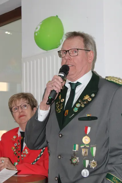 Schützenoberst Jürgen Meinberg neben der Damenabteilungs-Leiterin, seiner Schwester Regina Schnelle | Foto: ce