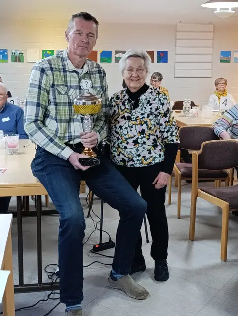 Jörk Philippsen gratuliert Karin Göbel | Foto: Methusalems