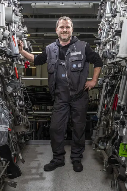 Alles griffbereit: Thomas Stüber an der Spezialwerkzeugwand
FOTO: Autohaus Meyer GmbH