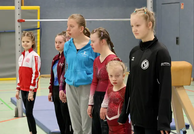 Die Buchholzer Turnriege mit Gastturnerinnen vorm gemeinsamen Training in der Buchholzer Nordheidehalle | Foto: cc